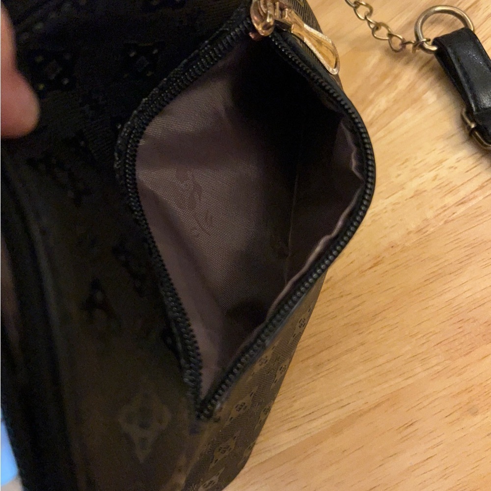 FINON Elegant Black Shoulder Bag with Gold Chain Accent - Picture 7 of 12